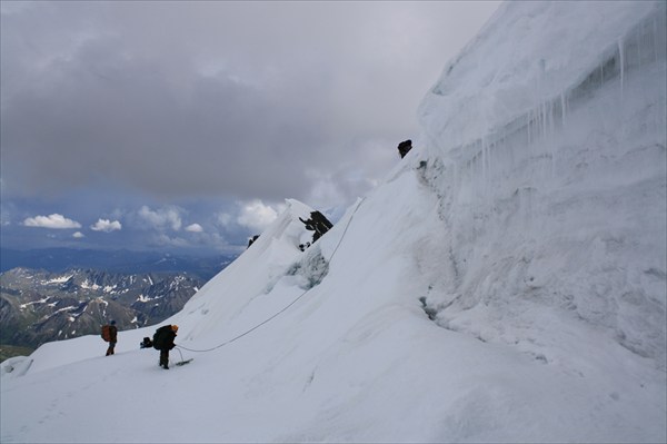 2010-08-08_15.00.49_Спуск с ТКТ через бергшрунд на Восточное пла